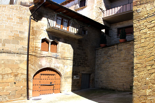 Edificio del siglo XVI de tres plantas. Construido en piedra de sillería, su fachada principal muestra dos puertas de medio punto (una de ellas modificada), con grandes dovelas. La clave de ambas luce un pequeño escudo.