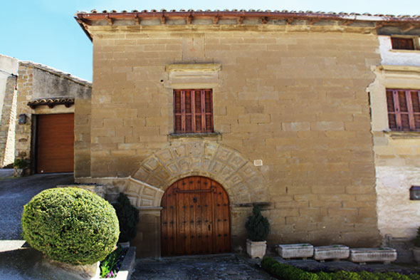 Señorial edificación del siglo XVII, construida en piedra de sillería. La entrada, situada en la fachada principal, es un arco descentrado de medio punto, con bellas dovelas almohadilladas. En la clave muestra un escudo borroso.